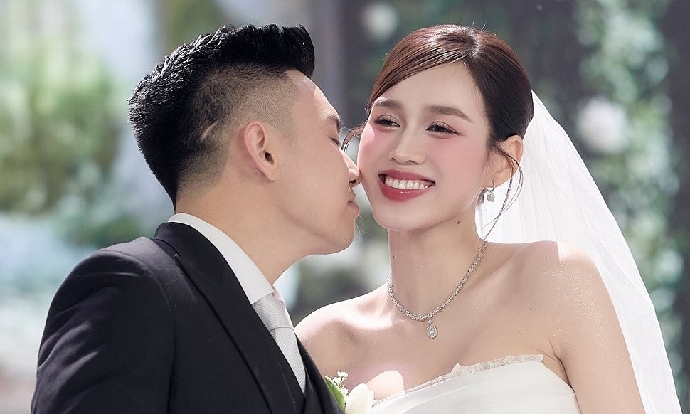 Bốn bộ váy cưới tôn dáng của Hoa hậu Đỗ Thị Hà