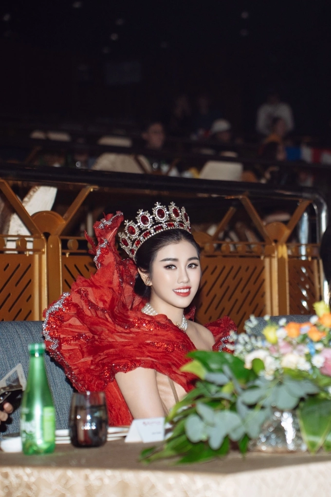 Emily Hồng Nhung cho biết cô chọn sắc đỏ vì muốn thể hiện hình ảnh năng động, hiện đại của phụ nữ Việt tại đấu trường quốc tế.