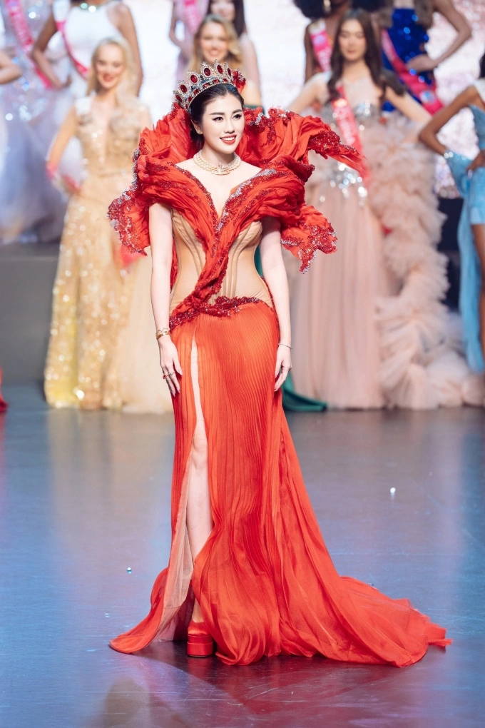 Tôi vinh dự khi được ngồi ghế nóng cuộc thi có lịch sử gần 30 năm, bên cạnh các chuyên gia sắc đẹp, đại diện du lịch đến từ nhiều quốc gia. Tôi xem đây là cơ hội để các nền văn hóa giao lưu và quảng bá hình Việt Nam ra quốc tế, cô nói.