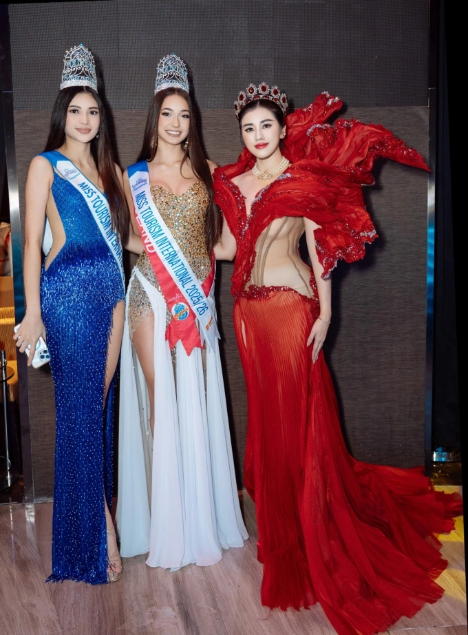 Chung kết Miss Tourism International 2025 khép lại với danh hiệu cao nhất thuộc về Zuzanna Balonek (Ba Lan, giữa). Trong khi đó, giải Miss Tourism Queen of the Year International 2025 thuộc về Eds Enero (Philippines); Miss Tourism Metropolitan International 2025 trao cho Doris Bai (Trung Quốc); danh hiệu Miss Tourism Cosmopolitan International 2025 là Andrea Pineda (Colombia); người đẹp Mitchelle Otieno (Kenya) giành Miss Tourism Global 2025.