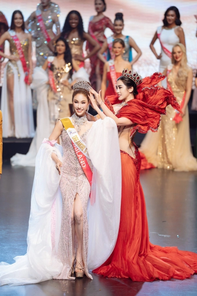 Hoa hậu Emily Hồng Nhung trao giải phụ Dreamgirl of the Year International 2025 (Thí sinh được yêu thích và bình chọn nhiều nhất) cho đại diện Thái Lan - Sasicha Duangket.