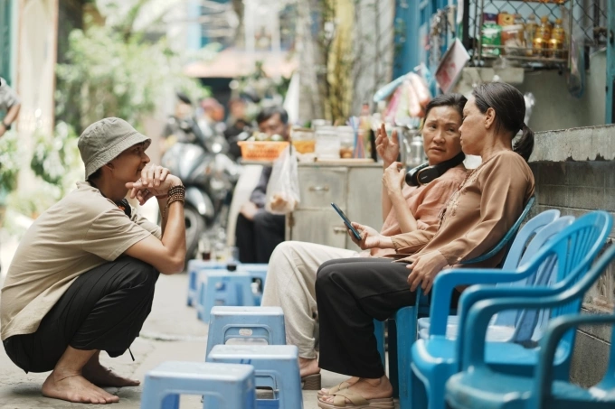 Khương Ngọc (trái) bên hai diễn viên Việt Hương (phải) và Hồng Đào trên một cảnh quay Cục vàng của ngoại. Ảnh: Sơn Nguyễn