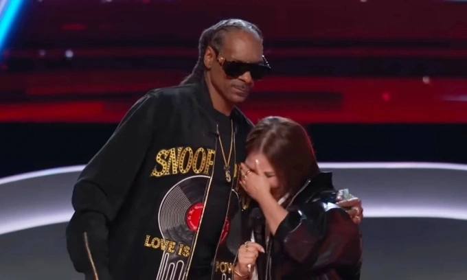 Ảnh trong bài viết: Myra Trần: Thất bại ở The Voice Mỹ không phải bước thụt lùi Myra Trần được rapper đình đám ôm động viên sau khi bị loại khỏi cuộc thi. Ảnh: The Voice US