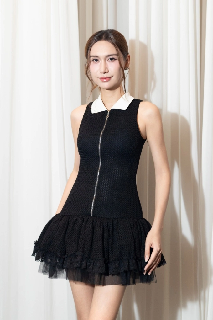 Ca sĩ Lynh Lee diện đầm xếp tầng phần thân dưới dự tiệc.