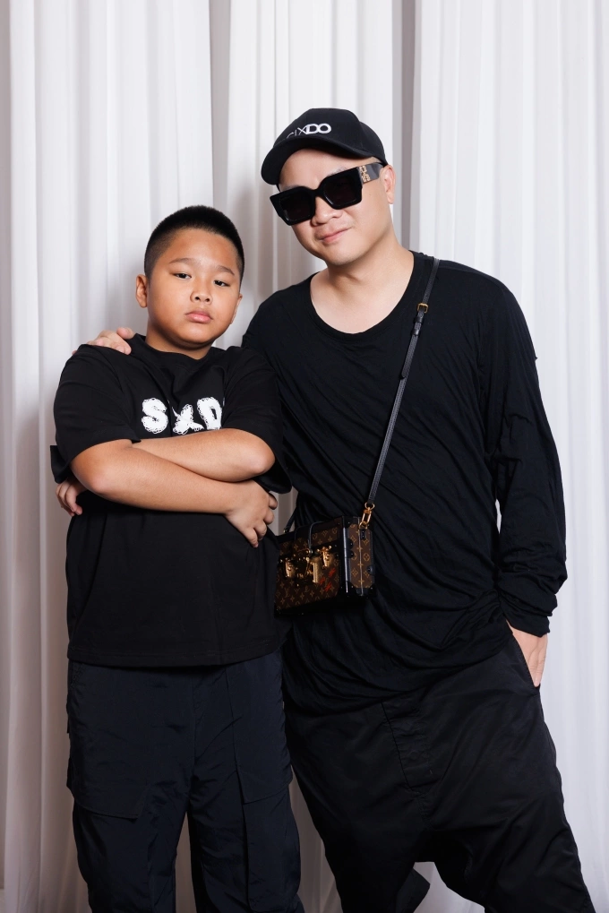 Nhà thiết kế Đỗ Mạnh Cường và con trai.