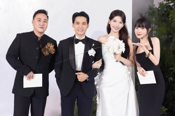 Ca sĩ Trung Quân Idol (trái) và Ly Ly dự tiệc và góp vui bằng những tiết mục âm nhạc.