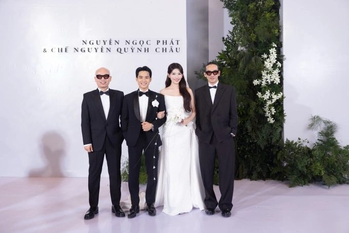 Nhà thiết kế Vũ Ngọc Tú (trái) và Son (phải) từng chọn Quỳnh Châu là nàng thơ diễn bộ sưu tập.