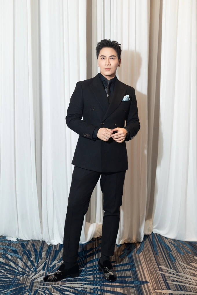 Ca sĩ Mai Tiến Dũng - bạn thân của cô dâu trong tám năm qua ở showbiz. Trước ngày cưới, anh thực hiện MV Cưới nhau em nhé để tặng cô dâu, chú rể.