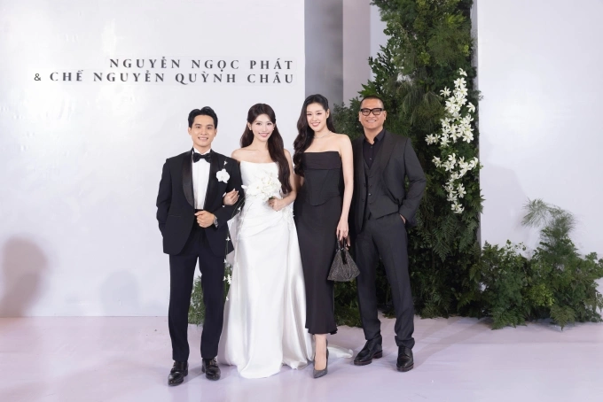 Hoa hậu Khánh Vân và chồng mặc đồng điệu dự tiệc.