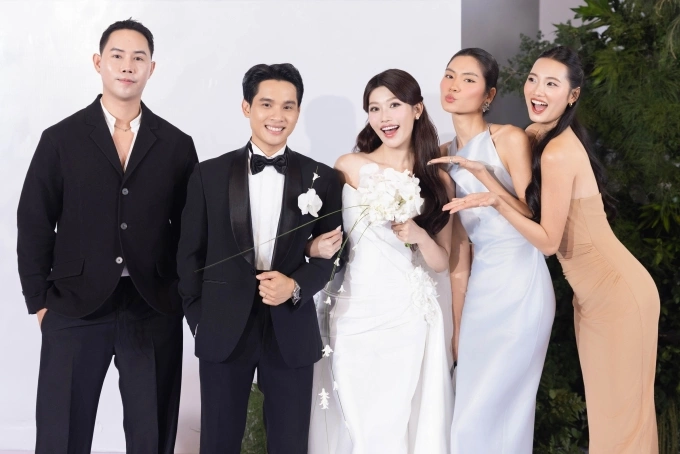 Nhà thiết kế Lâm Gia Khang (trái) và người mẫu Quỳnh Anh, Kim Dung