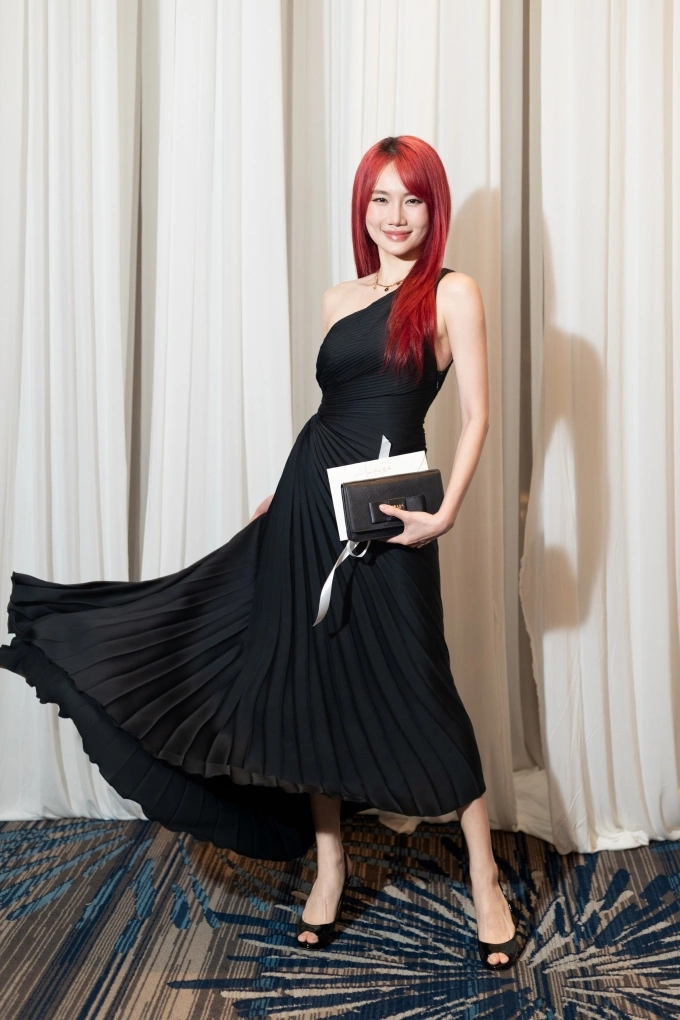 Hoàng Mỹ An chọn đầm lệch vai.