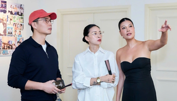 Vợ chồng Ngô Thanh Vân đến dự buổi triển lãm nghệ thuật và đời sống của cựu người mẫu Vũ Cẩm Nhung (phải) hôm 26/10. Ảnh: Nhân vật cung cấp