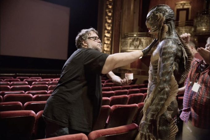 Đạo diễn Guillermo del Toro (trái) trên phim trường Người đẹp và thủy quái. Ảnh: Variety