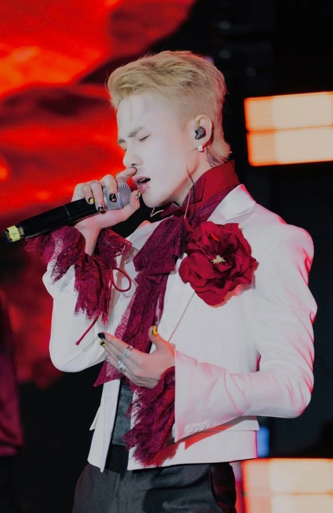 Jack trên sân khấu biểu diễn ca khúc gây ồn ào.