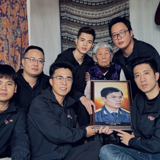 Nhóm bạn trẻ phục dựng ảnh Skyline