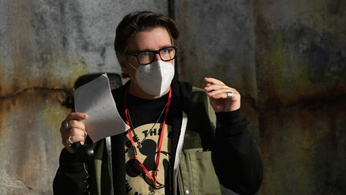 Đạo diễn Scott Derrickson trên phim trường Black Phone 2. Ảnh: SYFY