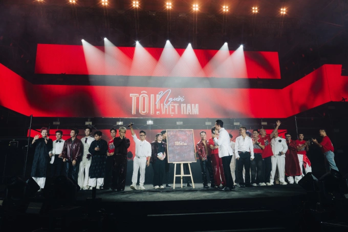 Êkíp chương trình đã đấu giá poster chương trình có chữ ký của các nghệ sĩ để gây quỹ vì dân cùng lũ. Ảnh: Ban tổ chức cung cấp