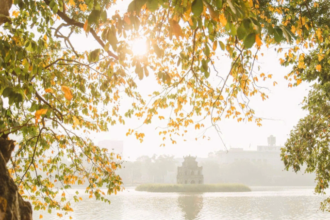 Khung cảnh lá vàng tại hồ Hoàn Kiếm đầu tháng 9. Ảnh: Nguyễn Mỹ Linh