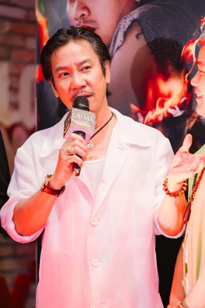 Diễn viên Lê Huỳnh ở sự kiện ra mắt phim, tối 29/10. Ảnh: Hương Giang