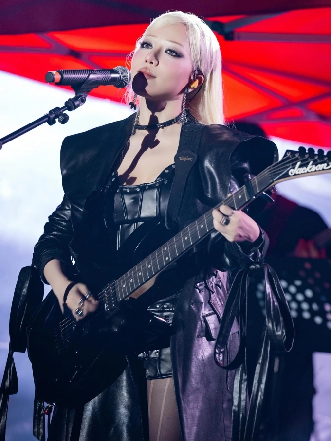 Phùng Khánh Linh trên sân khấu âm nhạc hồi giữa năm.