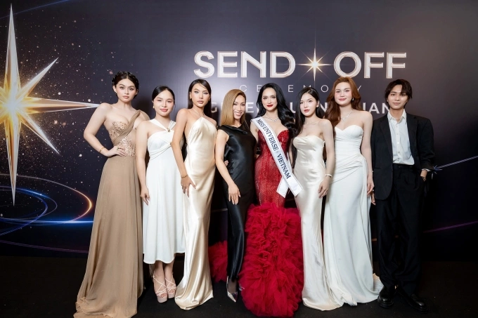 Hương Giang: Thi Miss Universe không phải để gia tăng danh tiếng - page 2 - 22