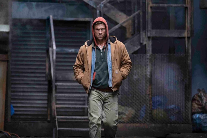 Tài tử Glen Powell trong phim Running Man. Ảnh: Paramount Pictures