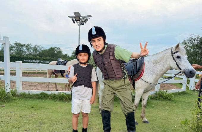 Đan Trường và bé Mathis Thiên Từ tập cưỡi ngựa. Ảnh: Nhân vật cung cấp