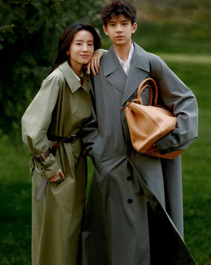 Đổng Khiết và con trai Đỉnh Đỉnh chụp hình tạp chí năm 2024. Ảnh: Nylon