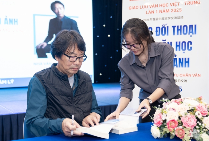 Nhà văn Lưu Chấn Vân ký tặng độc giả tại TP HCM. Ảnh: Chibooks