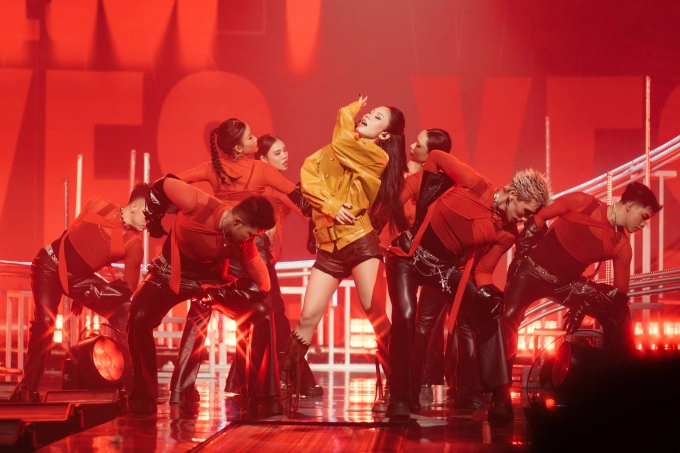 Mai Phương trình diễn tại sân khấu debut, tối 31/10 ở TP HCM.