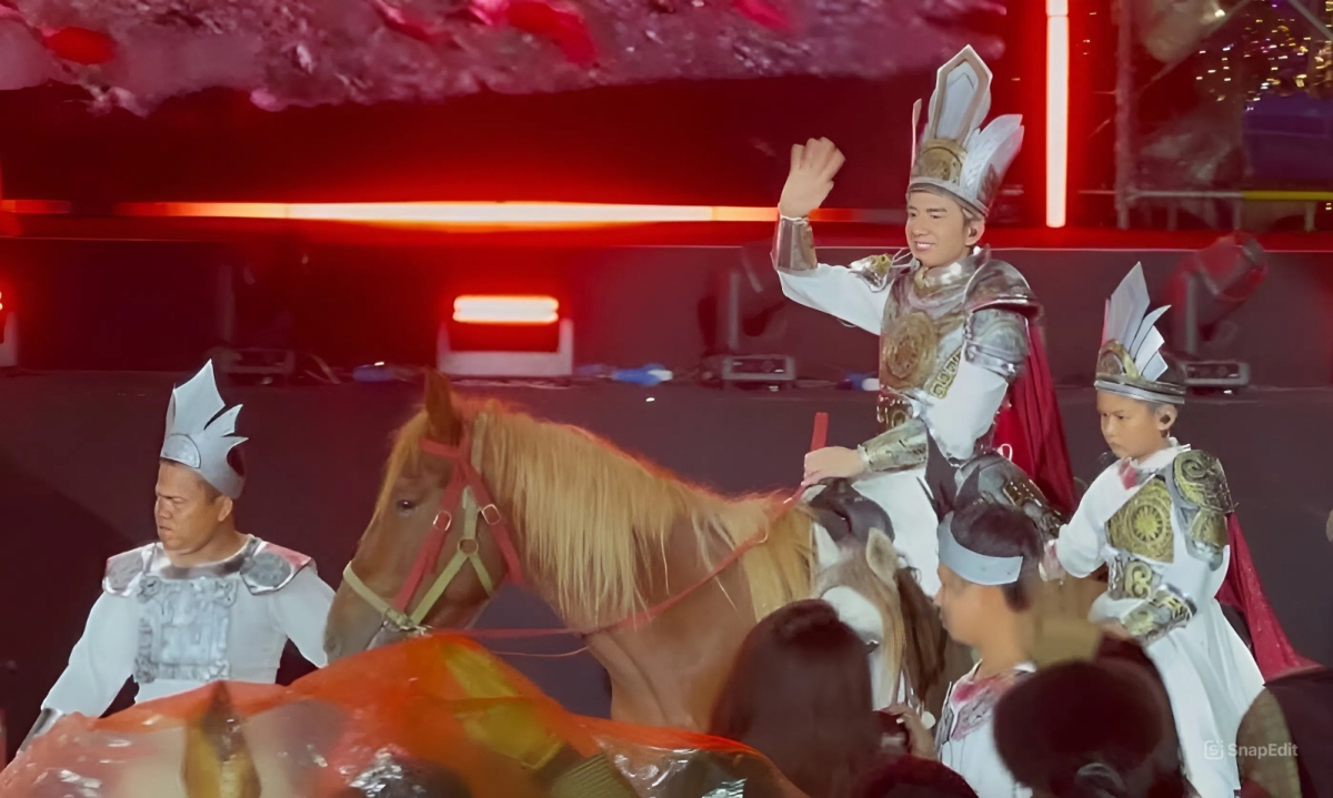 Đan Trường cùng con trai cưỡi ngựa trong liveshow