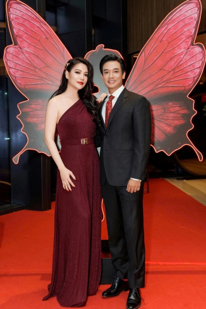 Trương Ngọc Ánh bên bạn diễn Samuel An ở buổi giới thiệu phim Chiếc kén, tháng 4 tại TP HCM. Ảnh: TNA Entertainment