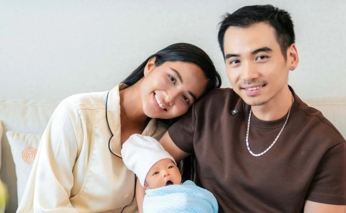 Vợ chồng HHen Niê bên con đầu lòng. Ảnh: Facebook HHen Niê