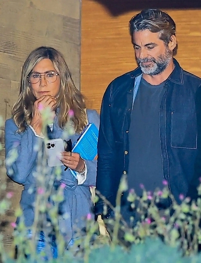 Jennifer Aniston và bạn trai đi ăn tối tại nhà hàng Nobu, California, hôm 18/8. Ảnh: Backgrid
