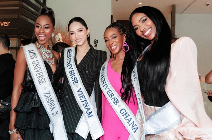 Hương Giang (thứ hai từ trái qua) bên các thí sinh ở ngày thứ hai của cuộc thi. Ảnh: Miss Universe Vietnam