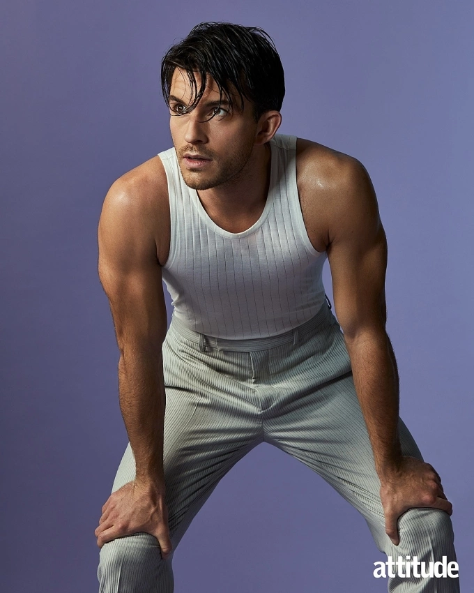 Jonathan Bailey trên tạp chí Attitude năm 2022. Ảnh: Attitude