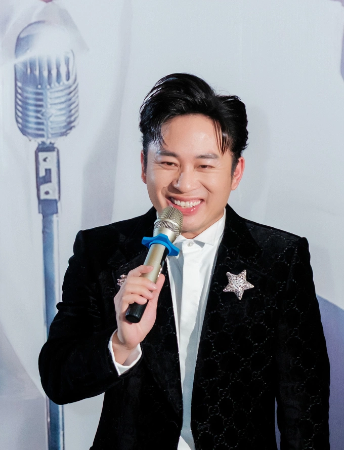 Ca sĩ Tùng Dương trong buổi ra mắt đĩa than The Voice - Timeless. Ảnh: Ban tổ chức cung cấp