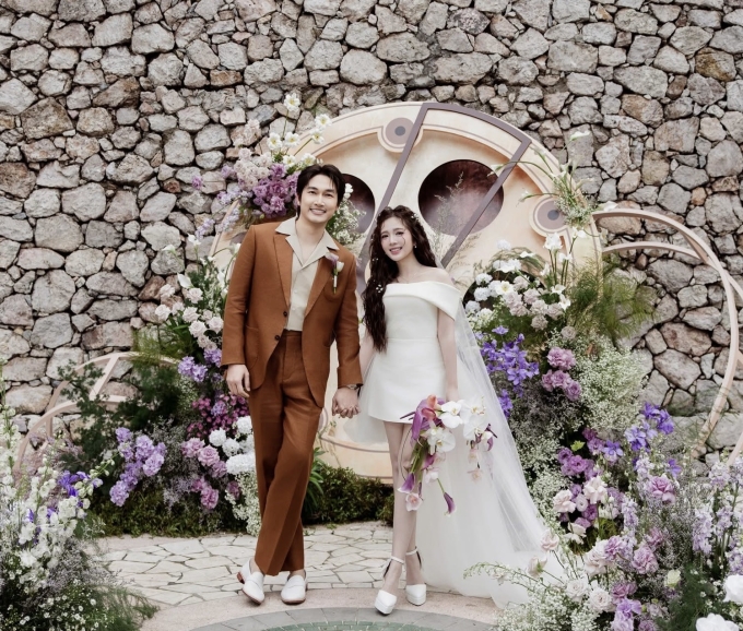 Đình Tú, Ngọc Huyền trong lễ vows ngoài trời. Ảnh: 7799 Wedding Storyteller