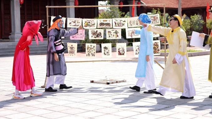 Các thành viên 2 Ngày 1 Đêm tìm hiểu về tranh Đông Hồ. Ảnh: BTC