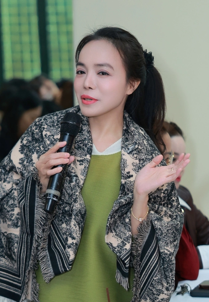 Ca sĩ Lan Anh nói về thầy giáo tại buổi họp báo giới thiệu chương trình, sáng 7/11 tại Hà Nội. Ảnh: Học viện Âm nhạc Quốc gia Việt Nam