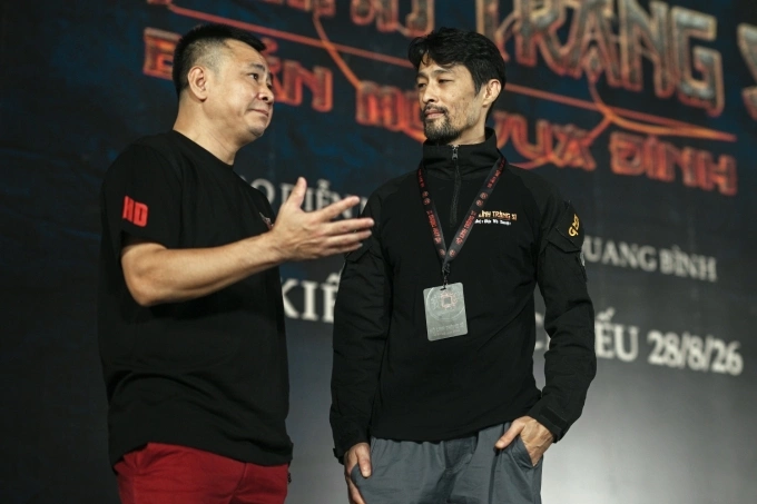 Nghệ sĩ Tự Long bên Johnny Trí Nguyễn ở lễ khai máy.