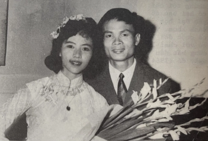Bố mẹ của giáo sư Ngô Bảo Châu thời trẻ. Ảnh: Sách Nhìn lại những thu xanh