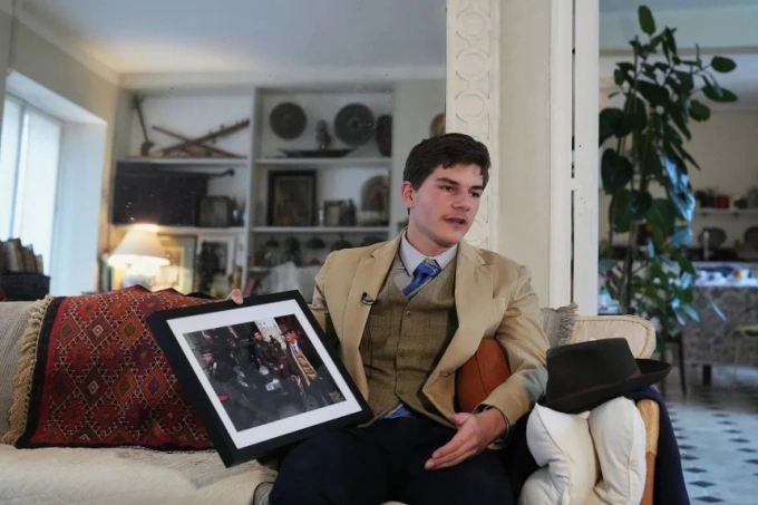 Pedro Elias Garzon Delvaux nói chuyện với phóng viên CNN tại nhà riêng về bức ảnh nổi tiếng. Ảnh: AP