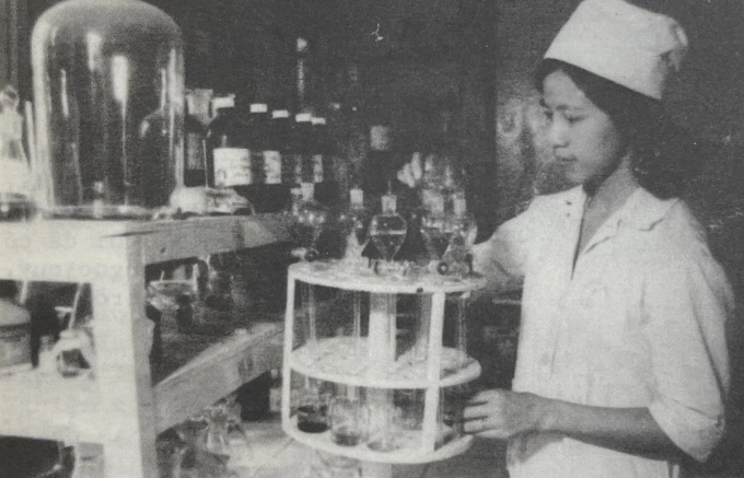 Bà Trần Lưu Vân Hiền ngày trẻ trong phòng thí nghiệm. Ảnh: Sách Nhìn lại những thu xanh