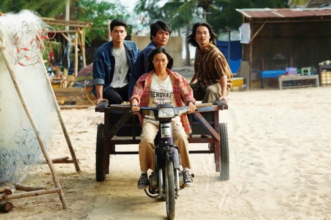 Nhóm diễn viên từ trái qua: Ma Ran Đô, Quang Tuấn, Nguyên Thảo (ngồi trước), Hoàng Tóc Dài. Ảnh: Đoàn phim cung cấp