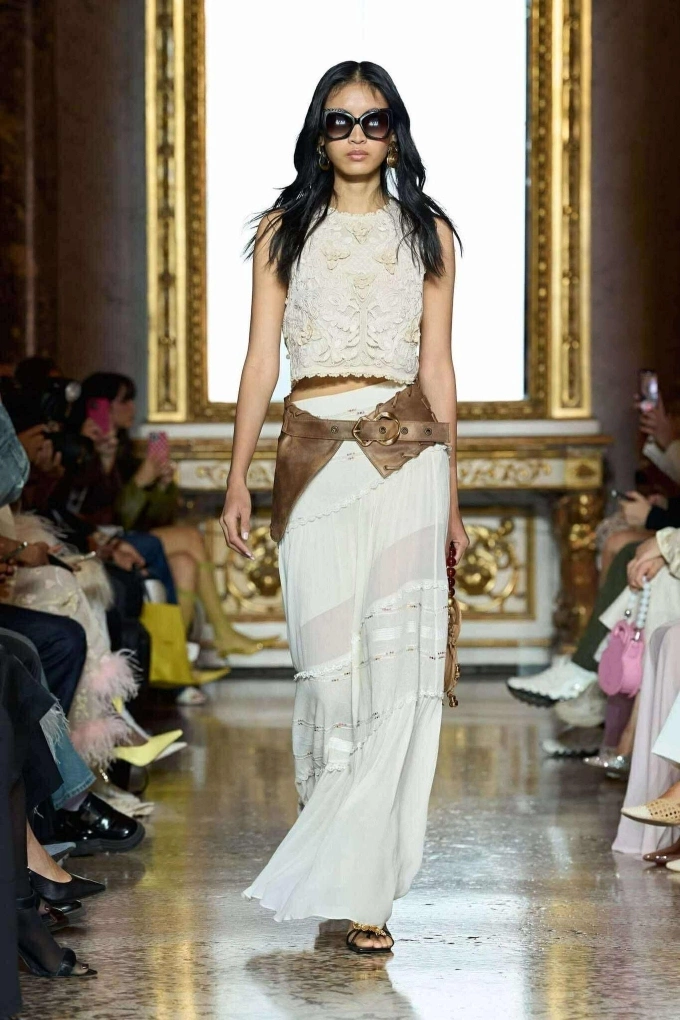 Huỳnh Tú Anh catwalk show Sara Wong Xuân Hè 2026. Ảnh: Nhân vật cung cấp