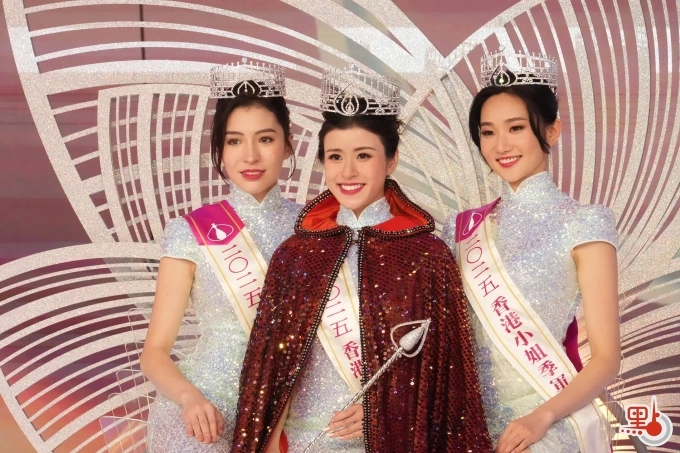 Top 3 tại Miss Hong Kong 2025, từ trái sang: Thi Vũ Kỳ, Trần Vịnh Thi, Viên Văn Tĩnh.