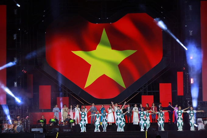 Các nghệ sĩ hòa giọng trong tiết mục Việt Nam ơi. Ảnh: Ban tổ chức cung cấp