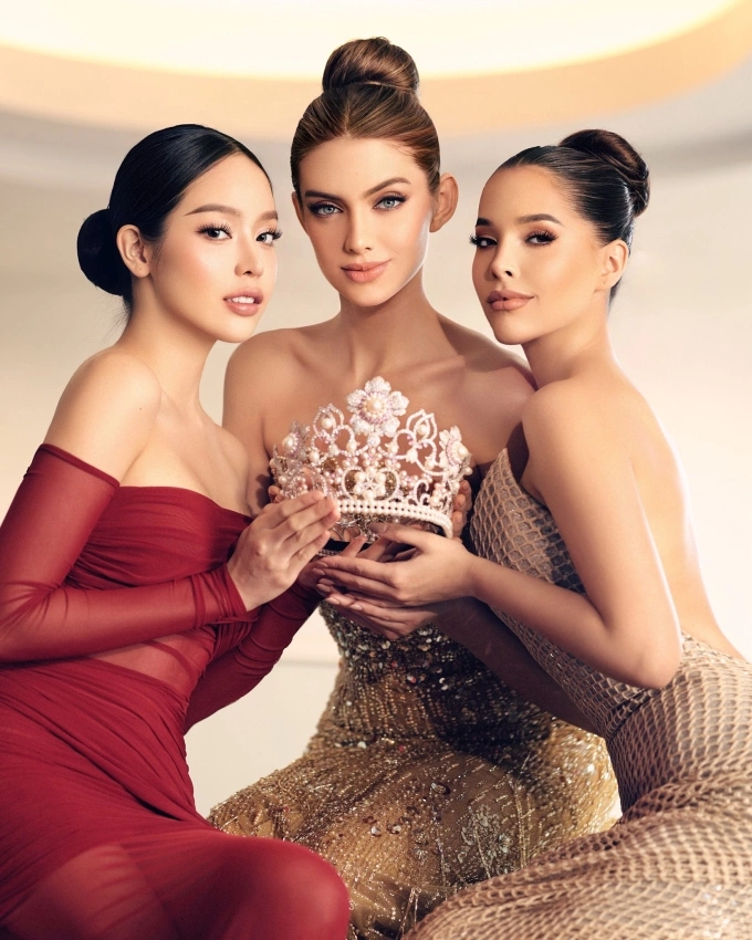 Thanh Thủy (trái) chụp ảnh cùng tân Hoa hậu Quốc tế Catalina Duque (giữa) và Miss International 2023 Andrea Rubio.