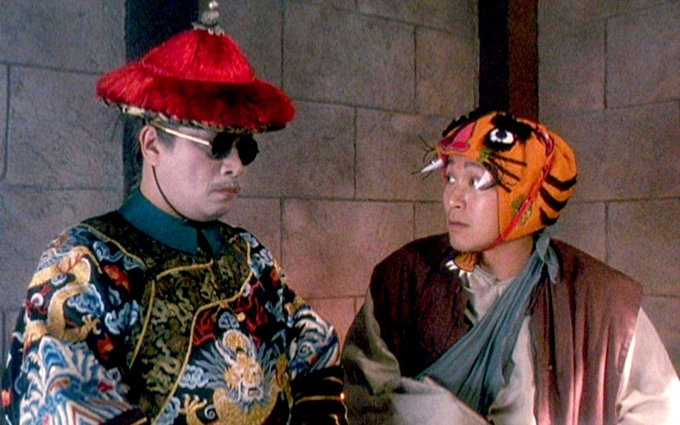 Phim có nhiều màn tung hứng giữa cặp bài trùng Ngô Mạnh Đạt (trái) và Châu Tinh Trì. Ngô Mạnh Đạt đóng thái giám thân cận hoàng đế, ban đầu lợi dụng Vi Tiểu Bảo nhưng dần dần coi Vi Tiểu Bảo như bạn. Ngô Mạnh Đạt gắn liền sự nghiệp Châu Tinh Trì, là người hợp tác tài tử nhiều nhất. Họ kết hợp ở hàng loạt phim ăn khách khác như Thánh Bài, Trường học uy long, Vua phá hoại, Quan xẩm lốc cốc. Nghệ sĩ qua đời năm 2021 vì bệnh ung thư gan. Châu Tinh Trì từng cho biết hối hận vì chưa bao giờ nói câu I love you (Em yêu mến anh) với bạn diễn vàng của ông.